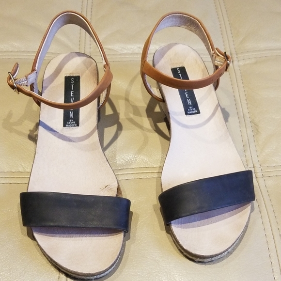 Steven black and tan 1.75" straw wedge sandal - Picture 2 of 7